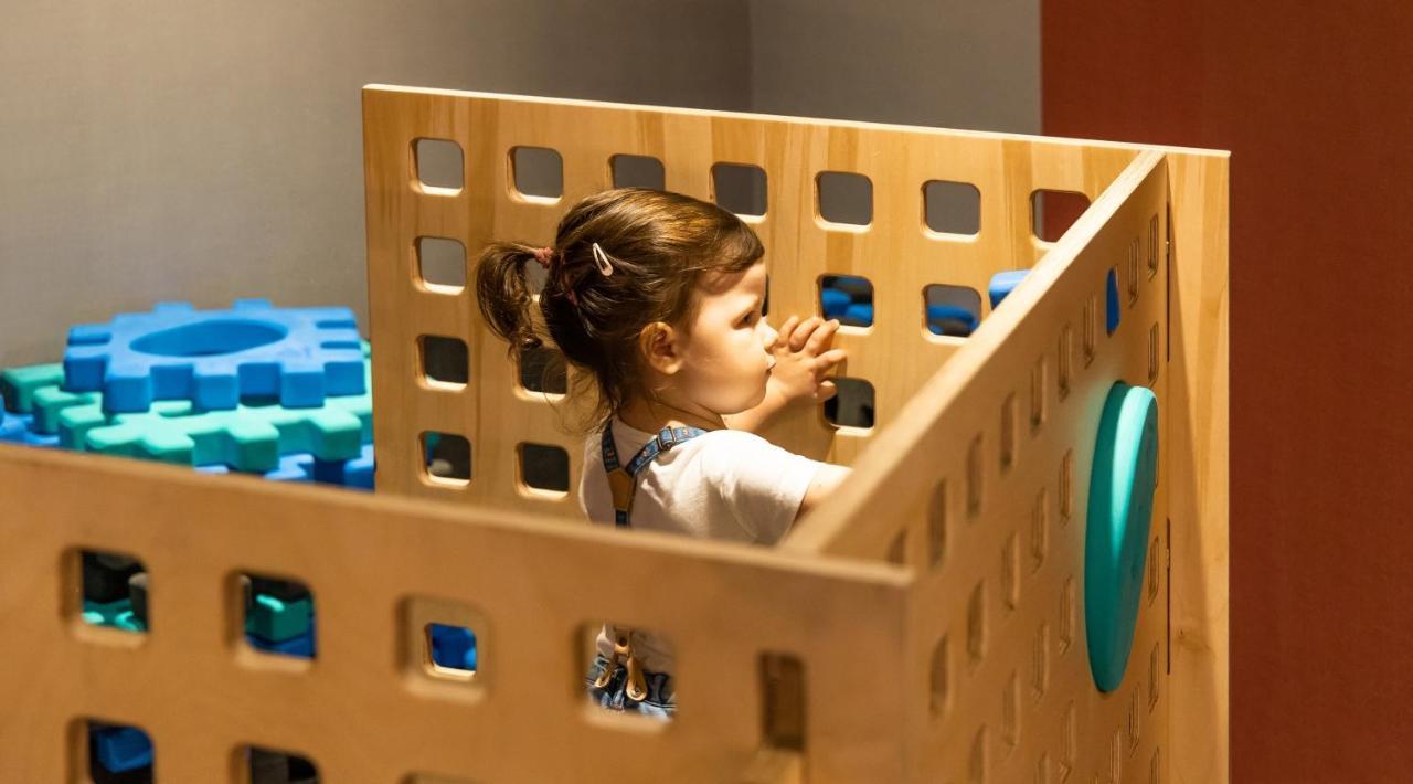 Hotel Marina Club 올슈틴 외부 사진 A child playing with the We Are Animals exhibit at the National Children's Museum