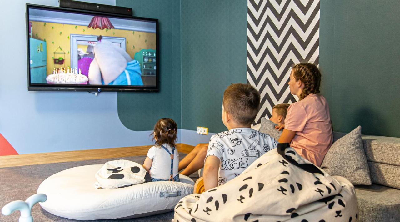 Hotel Marina Club 올슈틴 외부 사진 Children watching television