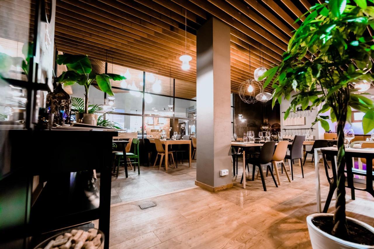 Hotel Marina Club 올슈틴 외부 사진 Restaurant in the terminal