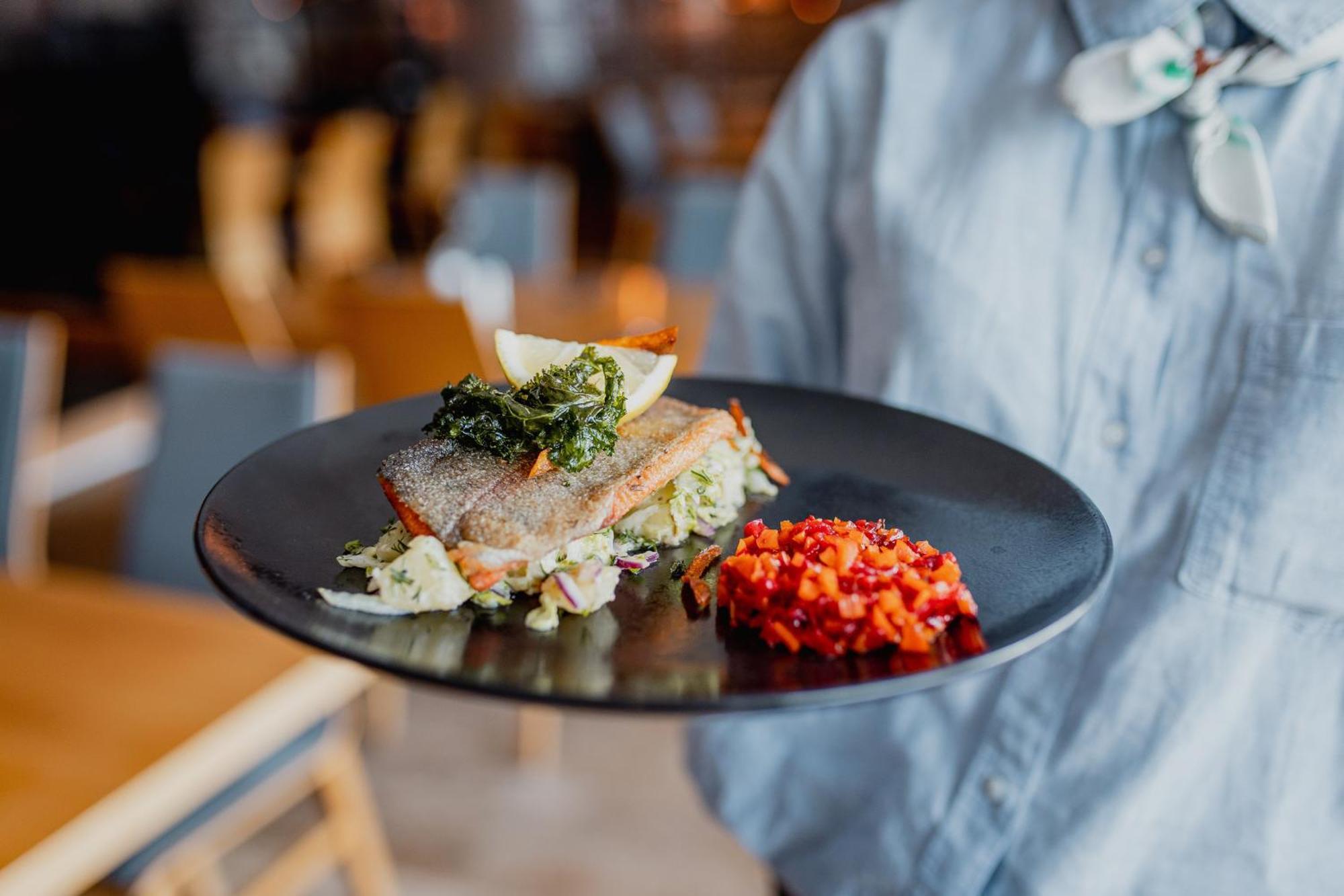 Hotel Marina Club 올슈틴 외부 사진 A waiter serving a plate of food