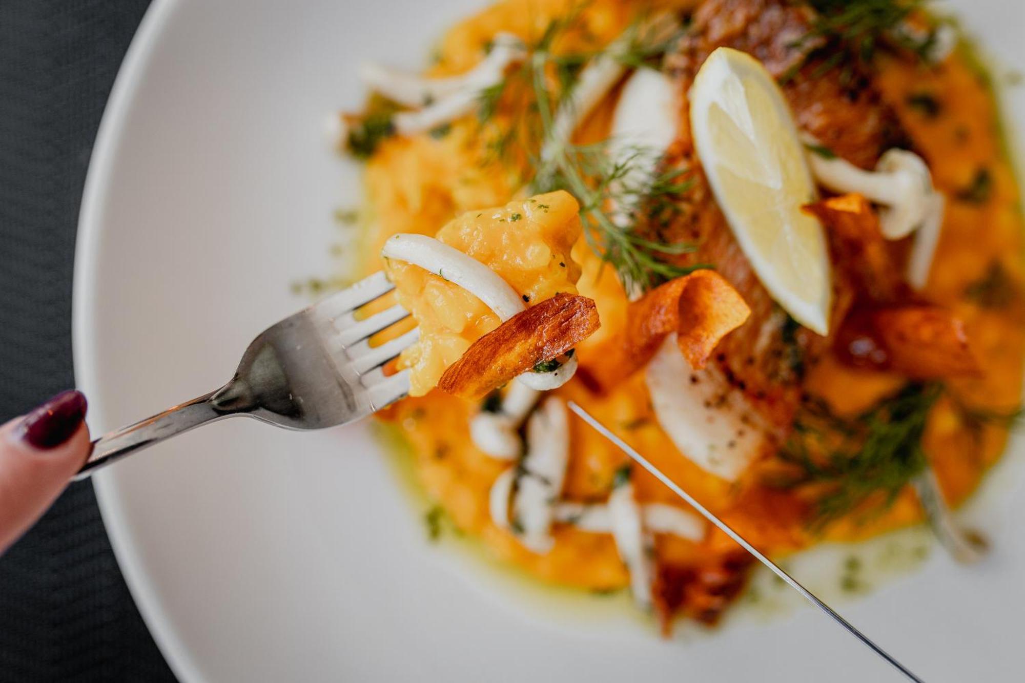 Hotel Marina Club 올슈틴 외부 사진 A fork cutting into a plate of food