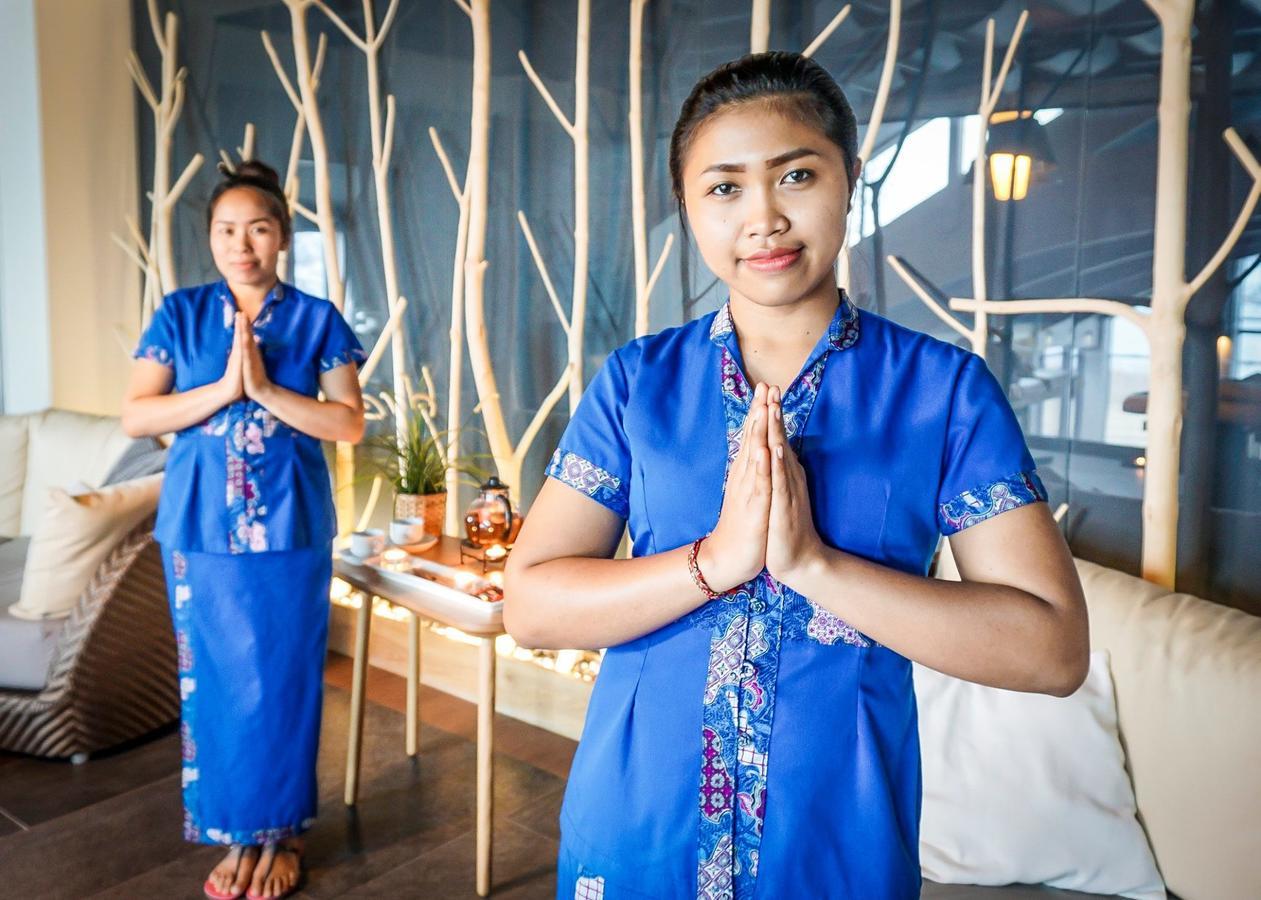Hotel Marina Club 올슈틴 외부 사진 Thai women greeting with the wai